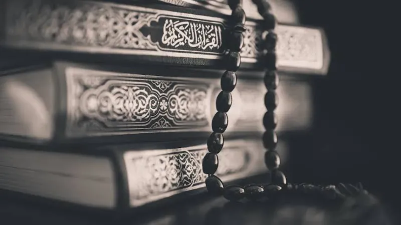 تصویر قرآن به همراه تسبیح