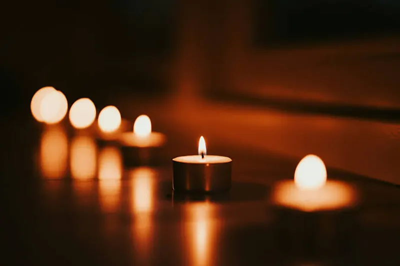 تصویر چند شمع در حال سوختن